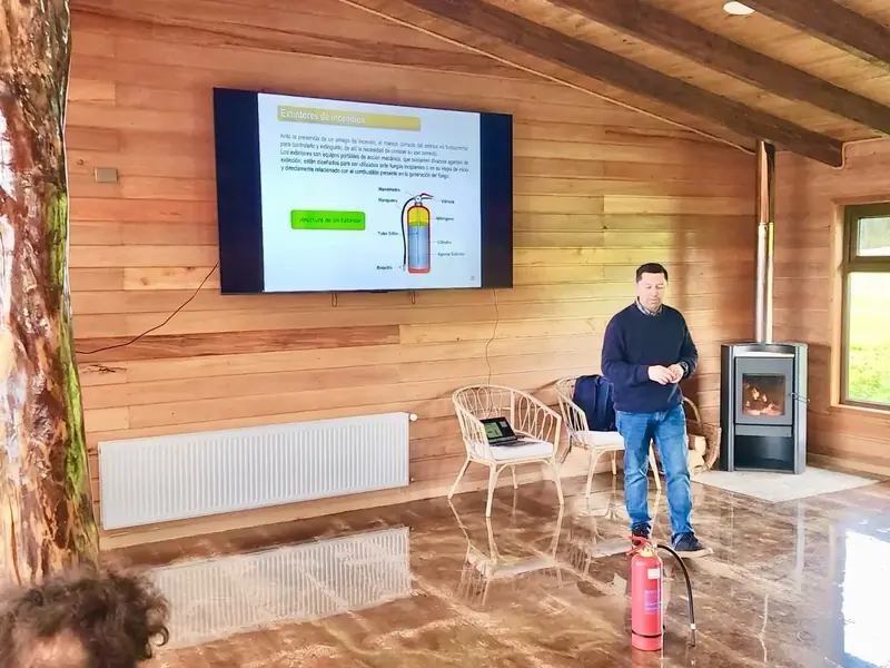 Relator de PREVNTIVA explicando el uso de un extintor frente a una pantalla