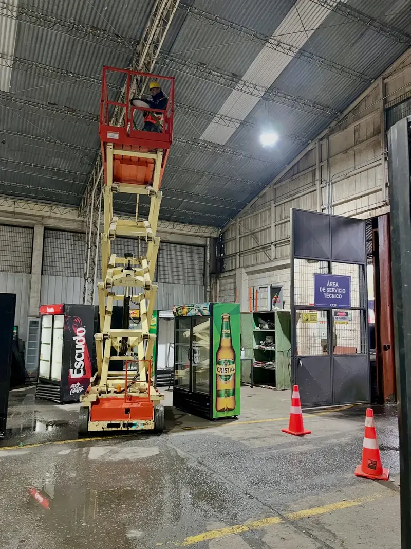 Plataforma elevadora en un galpón durante una faena supervisada